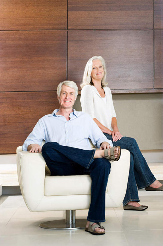 西方人,两个人,夫妻,客厅,坐,笑,微笑,露齿笑,竖图,室内,白天,正面,爱情,沙发,欧洲,欧洲人,服装,墙,棕色,浪漫,二郎腿,注视,休闲装,墙壁,墙面,衣服,观察,看,休闲,休闲服,恩爱,恋人,服饰,观看,察看,起居室,关注,布艺沙发,客堂,男人,男性,女人,女性,中年男性,中年女性,白种人,夫妇,情侣,坐着,彩图,全身,伴侣