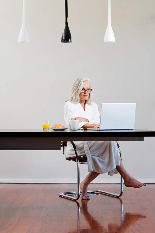 点心,面包,果汁,西方人,腿部,脚,脚趾,脚趾甲,腿,一个人,坐,竖图,室内,白天,正面,浴袍,电脑,笔记本电脑,桌子,柑橘,杯子,照明,欧洲,欧洲人,仅一个女性,仅一个人,敲打,网络,墙,灯光,橙汁,食品,面点,饮品,注视,光脚,输入,通讯设备,书桌,吊灯,墙壁,墙面,玻璃制品,灯,食物,糕点,饮料,一个,白色,课桌,水杯,灯具,打字,观察,看,仅一个中年女性,赤脚,单个,观看,点击,敲击,照亮,察看,无线,照明设备,关注,可口,通信设备,无线网络,无线上网,便携式电脑,适口,按键,手提电脑,女人,女性,中年女性,白种人,脚指甲,玻璃杯,橘子,桔子,橙子,橙,坐着,彩图,全身,汤帷子,浴衣