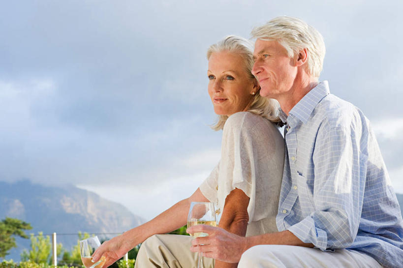 西方人,两个人,夫妻,坐,笑,微笑,横图,室外,白天,侧面,爱情,草地,草坪,植物,杯子,欧洲,欧洲人,握,服装,高脚杯,云,云朵,红酒杯,浪漫,拿,云彩,拿着,扭头,注视,休闲装,玻璃制品,草,一个,衣服,蓝色,绿色,白云,蓝天,天空,酒杯,天,观察,看,转头,休闲,休闲服,恩爱,握着,恋人,服饰,晴朗,单个,观看,察看,葡萄酒杯,关注,老年男性,老年女性,男人,男性,女人,女性,白种人,夫妇,情侣,玻璃杯,晴空,坐着,半身,彩图,伴侣