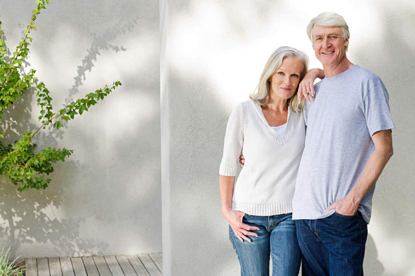 西方人,两个人,夫妻,站,笑,微笑,露齿笑,横图,室外,白天,正面,爱情,植物,欧洲,欧洲人,服装,墙,浪漫,注视,休闲装,墙壁,墙面,树,树木,衣服,绿色,白色,自然,观察,看,站着,休闲,休闲服,恩爱,搭,恋人,服饰,生长,成长,观看,察看,搭着,关注,手插袋,单手插袋,单手抄兜,单手放兜,老年男性,老年女性,男人,男性,女人,女性,白种人,夫妇,情侣,插兜,手插兜,手放口袋,站立,半身,彩图,伴侣,手抄兜