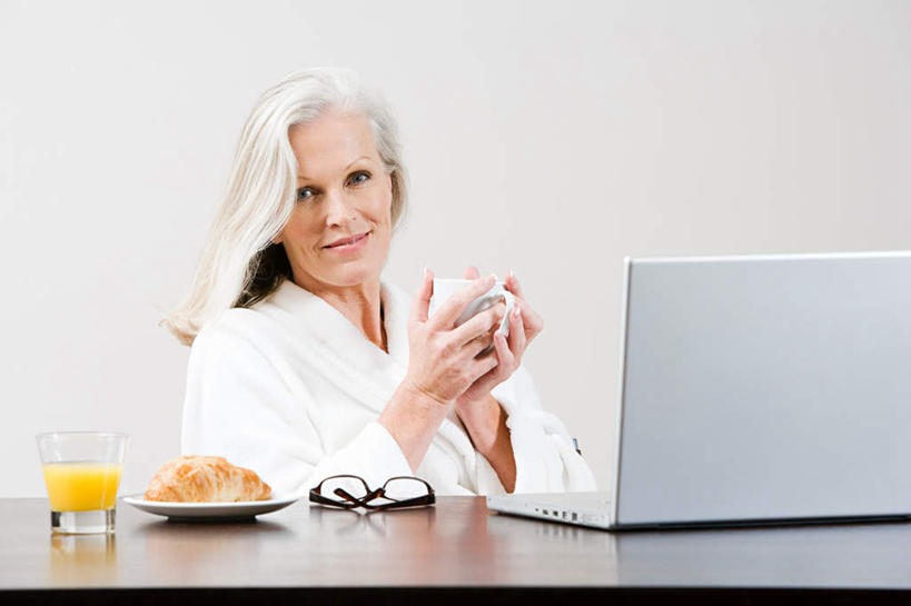 点心,面包,果汁,西方人,一个人,坐,捧,笑,微笑,露齿笑,横图,室内,白天,正面,浴袍,电脑,笔记本电脑,桌子,柑橘,杯子,餐具,欧洲,欧洲人,仅一个女性,仅一个人,网络,瓷器,碟子,盘,眼镜,墙,橙汁,食品,面点,咖啡杯,陶瓷制品,饮品,注视,通讯设备,书桌,墙壁,墙面,玻璃制品,食物,糕点,饮料,白色,盘子,课桌,水杯,碟,观察,看,仅一个老年女性,观看,老花镜,一台,察看,无线,关注,可口,瓷杯,通信设备,无线网络,无线上网,便携式电脑,远视眼镜,适口,手提电脑,老年女性,女人,女性,白种人,玻璃杯,橘子,桔子,橙子,橙,端,端着,捧着,手捧,坐着,半身,彩图,汤帷子,浴衣