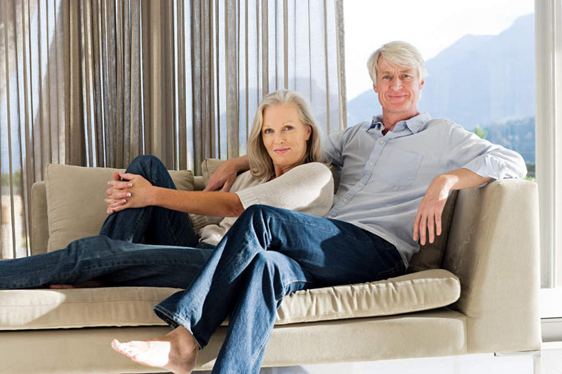 西方人,两个人,夫妻,客厅,坐,笑,微笑,露齿笑,横图,室内,白天,正面,爱情,窗户,窗帘,落地窗,沙发,欧洲,欧洲人,服装,装饰,浪漫,注视,休闲装,玻璃窗,衣服,帘子,观察,看,靠,靠着,休闲,休闲服,遮阳,恩爱,恋人,服饰,抱膝,观看,华丽,修饰,点缀,察看,起居室,关注,布艺沙发,衬托,美观,雅致,雅观,客堂,老年男性,老年女性,男人,男性,女人,女性,白种人,夫妇,情侣,坐着,半身,彩图,伴侣