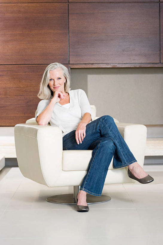 西方人,一个人,坐,笑,微笑,露齿笑,竖图,室内,白天,正面,沙发,欧洲,欧洲人,仅一个女性,仅一个人,撑,服装,墙,棕色,二郎腿,托腮,注视,休闲装,墙壁,墙面,衣服,观察,看,托,休闲,休闲服,服饰,仅一个老年女性,观看,察看,关注,托下巴,布艺沙发,老年女性,女人,女性,白种人,坐着,彩图,全身