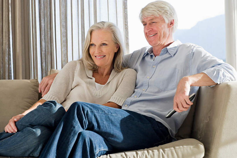 西方人,两个人,夫妻,客厅,坐,笑,微笑,露齿笑,横图,室内,白天,正面,爱情,窗户,窗帘,落地窗,沙发,欧洲,欧洲人,握,服装,装饰,浪漫,拿,拿着,注视,休闲装,玻璃窗,一个,衣服,帘子,遥控器,观察,看,靠,靠着,休闲,休闲服,遮阳,恩爱,握着,恋人,服饰,抱膝,观看,华丽,修饰,点缀,察看,起居室,关注,布艺沙发,衬托,美观,雅致,雅观,客堂,老年男性,老年女性,男人,男性,女人,女性,白种人,夫妇,情侣,坐着,半身,彩图,伴侣