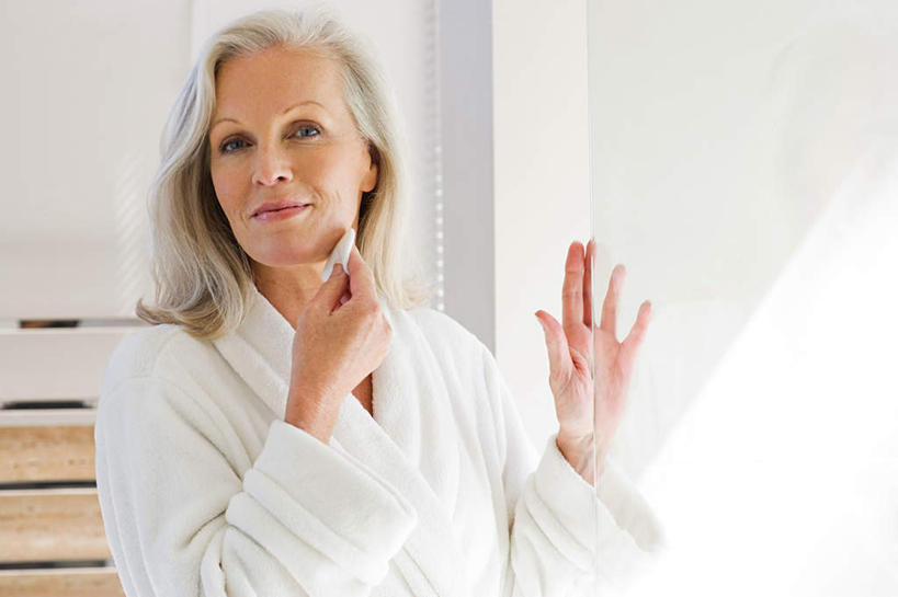 西方人,一个人,站,笑,微笑,露齿笑,横图,室内,白天,正面,浴袍,化妆,美容,窗户,落地窗,欧洲,欧洲人,仅一个女性,仅一个人,擦,抚摸,护肤,握,墙,拿,拿着,注视,玻璃窗,墙壁,墙面,白色,化妆棉,化妆品,观察,看,站着,仅一个中年女性,保养,享受,休闲,放松,擦拭,握着,保健,观看,察看,化妆用品,关注,养颜,揩擦,拭,女人,女性,中年女性,白种人,站立,半身,彩图,汤帷子,浴衣,轻抚