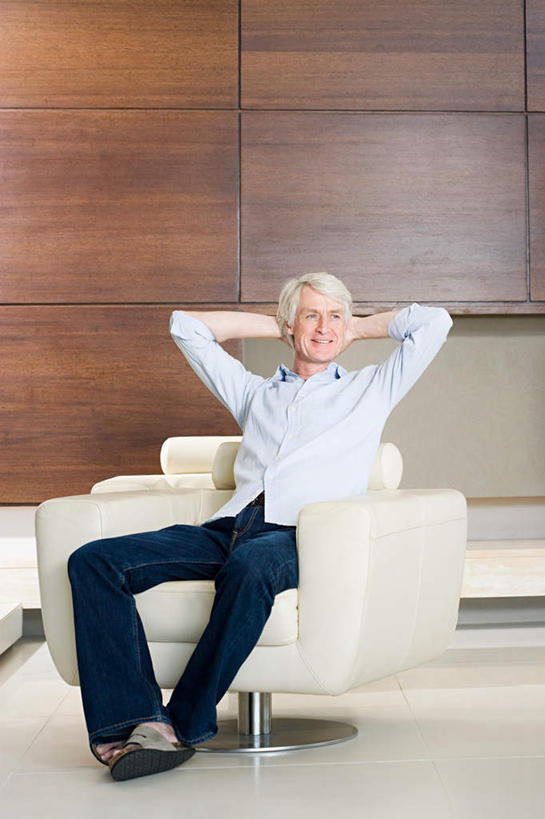 西方人,一个人,坐,笑,微笑,露齿笑,竖图,室内,白天,正面,沙发,欧洲,欧洲人,仅一个男性,仅一个人,服装,墙,棕色,注视,休闲装,墙壁,墙面,衣服,观察,看,靠,靠着,仅一个老年男性,休闲,休闲服,服饰,观看,察看,双手抱头,关注,布艺沙发,老年男性,男人,男性,白种人,坐着,彩图,全身