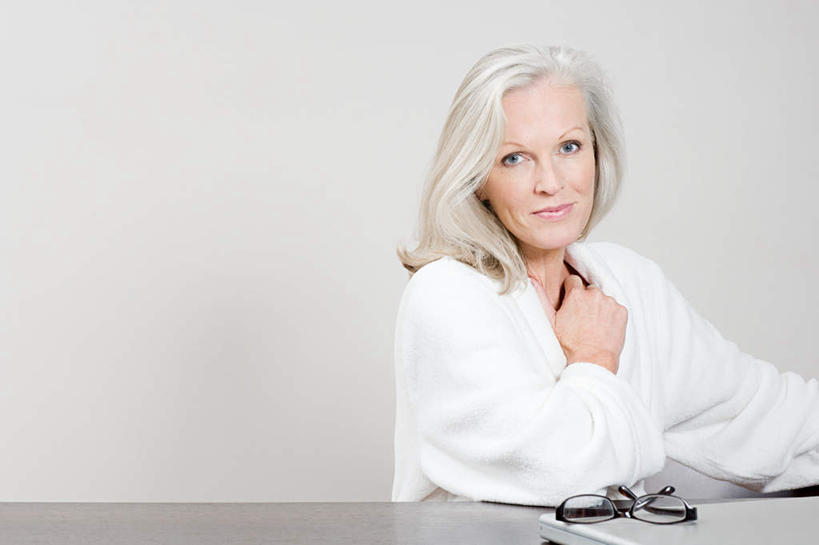 西方人,一个人,坐,笑,微笑,横图,室内,白天,正面,浴袍,电脑,笔记本电脑,桌子,欧洲,欧洲人,仅一个女性,仅一个人,一副,握,网络,眼镜,墙,注视,通讯设备,书桌,墙壁,墙面,白色,课桌,观察,看,握着,仅一个老年女性,观看,老花镜,一台,察看,无线,关注,通信设备,无线网络,无线上网,便携式电脑,远视眼镜,手提电脑,老年女性,女人,女性,白种人,坐着,半身,彩图,汤帷子,浴衣