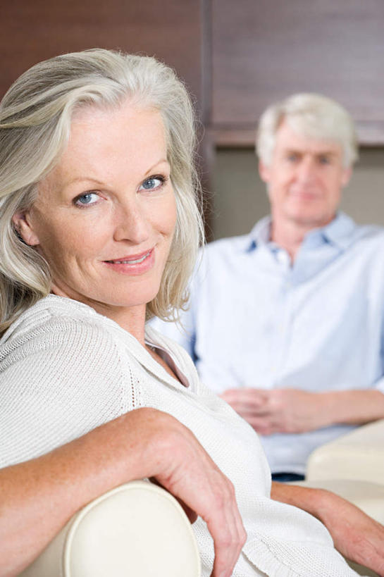 西方人,两个人,夫妻,坐,笑,微笑,竖图,室内,白天,正面,爱情,沙发,欧洲,欧洲人,服装,朦胧,模糊,墙,棕色,浪漫,扭头,注视,休闲装,墙壁,墙面,衣服,观察,看,靠,靠着,转头,休闲,休闲服,恩爱,恋人,服饰,观看,察看,关注,布艺沙发,老年男性,老年女性,男人,男性,女人,女性,白种人,夫妇,情侣,坐着,半身,彩图,伴侣