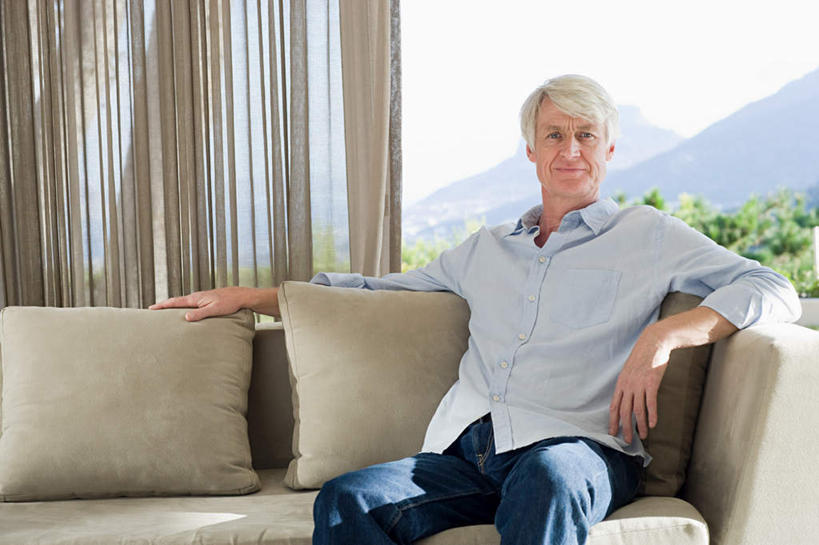 西方人,一个人,客厅,坐,笑,微笑,横图,室内,白天,正面,植物,窗户,窗帘,靠垫,落地窗,沙发,欧洲,欧洲人,仅一个男性,仅一个人,服装,装饰,靠枕,注视,休闲装,玻璃窗,树,树木,衣服,绿色,自然,帘子,垫子,枕头,观察,看,靠,靠着,仅一个老年男性,休闲,休闲服,遮阳,服饰,生长,成长,观看,华丽,修饰,点缀,察看,起居室,关注,布艺沙发,衬托,美观,雅致,雅观,客堂,老年男性,男人,男性,白种人,坐着,半身,彩图