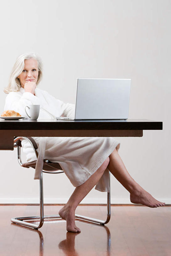 点心,面包,西方人,腿部,脚,脚趾,脚趾甲,腿,一个人,坐,笑,微笑,竖图,室内,白天,侧面,浴袍,电脑,笔记本电脑,地板,桌子,杯子,餐具,椅子,欧洲,欧洲人,仅一个女性,仅一个人,网络,瓷器,碟子,盘,塑料,墙,食品,面点,咖啡杯,陶瓷制品,地面,扭头,注视,光脚,通讯设备,书桌,木地板,墙壁,墙面,食物,糕点,一个,白色,盘子,课桌,塑料制品,碟,观察,看,转头,赤脚,仅一个老年女性,单个,观看,一台,察看,无线,关注,瓷杯,通信设备,无线网络,无线上网,便携式电脑,手提电脑,老年女性,女人,女性,白种人,脚指甲,坐着,彩图,全身,汤帷子,浴衣