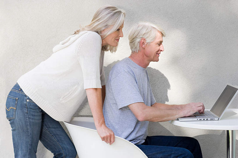 西方人,两个人,夫妻,站,坐,笑,微笑,露齿笑,横图,室外,白天,侧面,爱情,电脑,笔记本电脑,餐桌,桌子,椅子,欧洲,欧洲人,撑,敲打,阴影,服装,反射,网络,影子,塑料,墙,浪漫,注视,休闲装,输入,通讯设备,墙壁,墙面,衣服,白色,塑料制品,打字,观察,看,站着,休闲,休闲服,恩爱,恋人,服饰,餐台,观看,点击,一台,敲击,察看,无线,撑着,关注,通信设备,无线网络,无线上网,便携式电脑,按键,手提电脑,老年男性,老年女性,男人,男性,女人,女性,白种人,夫妇,情侣,站立,坐着,半身,彩图,伴侣