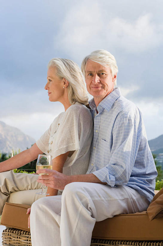 红酒,葡萄酒,西方人,两个人,夫妻,坐,笑,微笑,竖图,室外,白天,侧面,爱情,植物,沙发,杯子,欧洲,欧洲人,握,服装,高脚杯,云,云朵,红酒杯,白葡萄酒,酒类,浪漫,拿,云彩,拿着,扭头,注视,休闲装,玻璃制品,酒,树,树木,饮料,一个,衣服,蓝色,绿色,白云,蓝天,天空,自然,酒杯,天,观察,看,转头,休闲,休闲服,恩爱,握着,恋人,服饰,生长,晴朗,单个,成长,观看,察看,葡萄酒杯,关注,布艺沙发,老年男性,老年女性,男人,男性,女人,女性,白种人,夫妇,情侣,玻璃杯,晴空,坐着,半身,彩图,伴侣