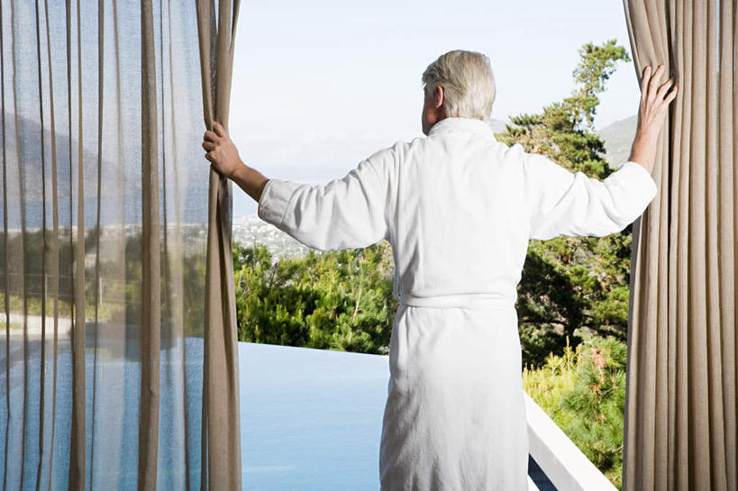 西方人,一个人,游泳池,站,伸展双臂,横图,室内,白天,浴袍,水,植物,窗帘,欧洲,欧洲人,仅一个男性,仅一个人,握,装饰,水池,水面,泳池,树,树木,背面,蓝色,绿色,白色,蓝天,天空,自然,帘子,天,站着,仅一个老年男性,遮阳,握着,生长,晴朗,成长,华丽,修饰,点缀,万里无云,衬托,美观,雅致,雅观,老年男性,男人,男性,白种人,晴空,晴空万里,敞开双臂,伸开双臂,展开双肩,站立,张开手臂,张开双臂,半身,彩图,汤帷子,浴衣