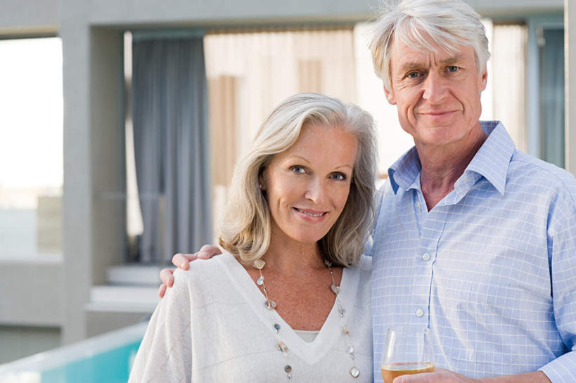 西方人,两个人,夫妻,客厅,站,抱,笑,微笑,露齿笑,横图,室内,白天,正面,爱情,窗户,窗帘,杯子,欧洲,欧洲人,握,服装,朦胧,模糊,装饰,高脚杯,墙,红酒杯,浪漫,拿,拿着,注视,休闲装,玻璃窗,墙壁,墙面,玻璃制品,一个,衣服,白色,帘子,酒杯,观察,看,站着,休闲,休闲服,遮阳,恩爱,握着,恋人,服饰,单个,抱着,观看,华丽,修饰,点缀,察看,起居室,搂着,葡萄酒杯,关注,衬托,美观,雅致,雅观,客堂,老年男性,老年女性,男人,男性,女人,女性,白种人,夫妇,情侣,玻璃杯,搂,搂抱,站立,半身,彩图,伴侣