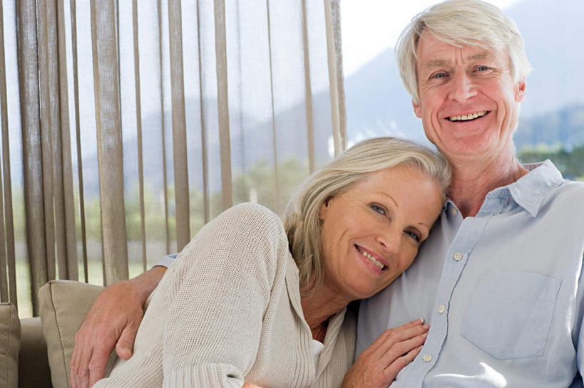 西方人,两个人,夫妻,客厅,坐,抱,笑,微笑,露齿笑,横图,室内,白天,正面,爱情,窗户,窗帘,靠垫,落地窗,沙发,欧洲,欧洲人,服装,朦胧,模糊,装饰,靠枕,浪漫,注视,休闲装,玻璃窗,衣服,帘子,垫子,枕头,观察,看,靠,靠着,休闲,休闲服,遮阳,恩爱,恋人,服饰,抱着,观看,华丽,修饰,点缀,察看,起居室,搂着,关注,布艺沙发,衬托,美观,雅致,雅观,客堂,老年男性,老年女性,男人,男性,女人,女性,白种人,夫妇,情侣,搂,搂抱,坐着,半身,彩图,伴侣