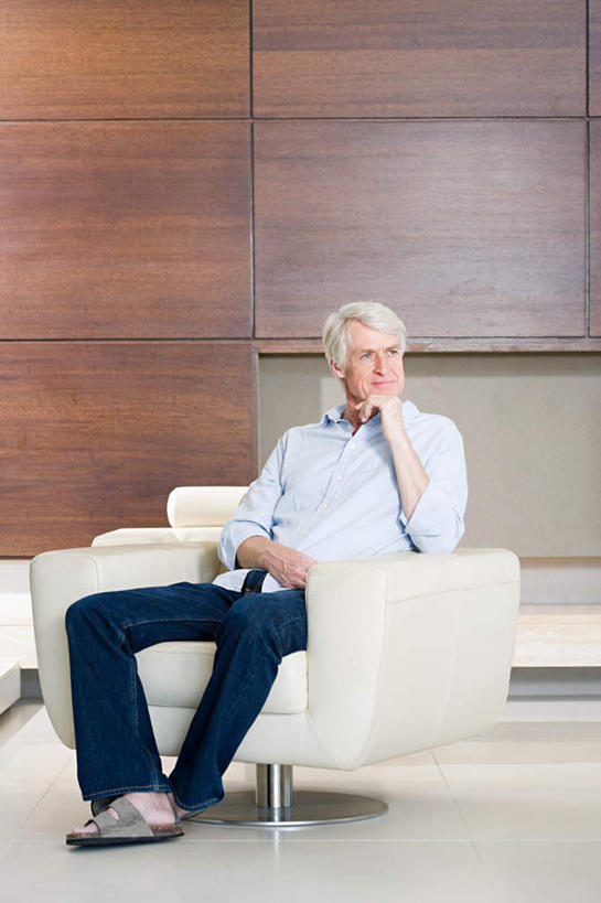 西方人,一个人,坐,笑,微笑,露齿笑,竖图,室内,白天,正面,沙发,欧洲,欧洲人,仅一个男性,仅一个人,撑,服装,墙,棕色,托腮,注视,休闲装,墙壁,墙面,衣服,观察,看,靠,靠着,托,仅一个老年男性,休闲,休闲服,服饰,观看,察看,关注,托下巴,布艺沙发,老年男性,男人,男性,白种人,坐着,彩图,全身