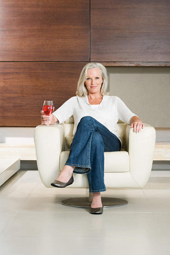 红酒,葡萄酒,西方人,一个人,坐,笑,微笑,露齿笑,竖图,室内,白天,正面,沙发,杯子,欧洲,欧洲人,仅一个女性,仅一个人,握,服装,高脚杯,墙,棕色,红酒杯,酒类,一杯,二郎腿,拿,拿着,注视,休闲装,墙壁,墙面,玻璃制品,酒,饮料,一个,衣服,酒杯,观察,看,休闲,休闲服,握着,服饰,仅一个老年女性,单个,观看,察看,葡萄酒杯,关注,布艺沙发,桃红葡萄酒,老年女性,女人,女性,白种人,玻璃杯,坐着,彩图,全身