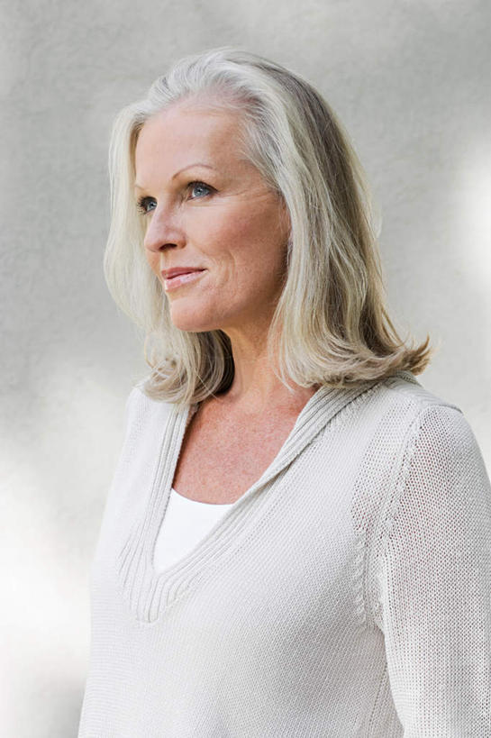 西方人,一个人,站,笑,微笑,竖图,室内,白天,正面,欧洲,欧洲人,仅一个女性,仅一个人,阴影,服装,反射,影子,墙,注视,休闲装,墙壁,墙面,衣服,白色,观察,看,站着,休闲,休闲服,服饰,仅一个老年女性,观看,察看,关注,老年女性,女人,女性,白种人,站立,半身,彩图