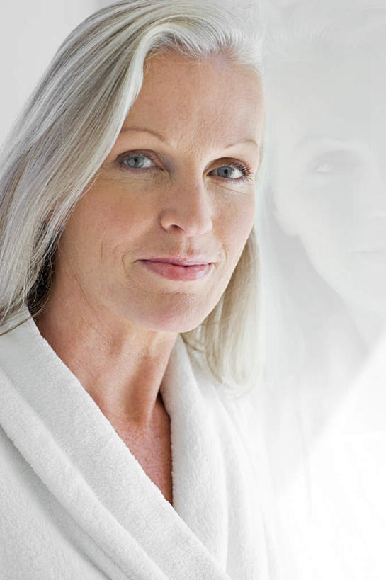 西方人,脸,头,脸颊,一个人,站,笑,微笑,竖图,室外,特写,白天,正面,浴袍,欧洲,欧洲人,仅一个女性,仅一个人,朦胧,模糊,墙,扭头,注视,肩膀,墙壁,墙面,白色,观察,看,站着,转头,仅一个老年女性,观看,察看,关注,老年女性,女人,女性,白种人,头部,脸部,脸蛋,面部,站立,半身,彩图,汤帷子,浴衣