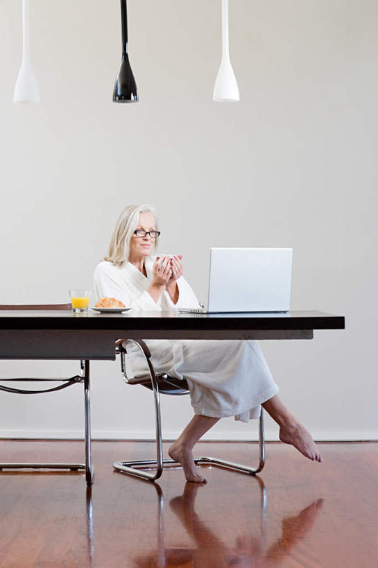 点心,面包,西方人,腿部,脚,脚趾,脚趾甲,腿,一个人,坐,捧,笑,微笑,竖图,室内,白天,侧面,浴袍,电脑,笔记本电脑,地板,桌子,杯子,餐具,椅子,照明,欧洲,欧洲人,仅一个女性,仅一个人,一排,整齐,网络,瓷器,碟子,盘,塑料,墙,灯光,食品,面点,咖啡杯,陶瓷制品,地面,扭头,注视,光脚,通讯设备,书桌,吊灯,木地板,墙壁,墙面,灯,食物,糕点,排列,三个,一个,白色,盘子,课桌,塑料制品,灯具,碟,观察,看,转头,赤脚,仅一个老年女性,单个,观看,一台,照亮,察看,无线,照明设备,队列,关注,瓷杯,通信设备,无线网络,无线上网,便携式电脑,手提电脑,老年女性,女人,女性,白种人,脚指甲,端,端着,捧着,手捧,坐着,彩图,全身,汤帷子,浴衣