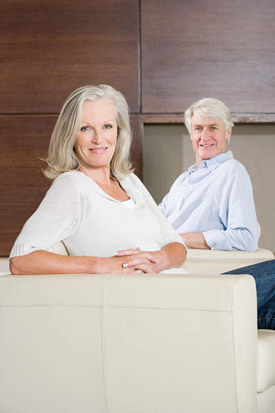 西方人,两个人,夫妻,客厅,坐,笑,微笑,竖图,室内,白天,侧面,爱情,沙发,欧洲,欧洲人,服装,墙,棕色,浪漫,扭头,注视,休闲装,墙壁,墙面,衣服,观察,看,转头,休闲,休闲服,恩爱,恋人,服饰,观看,察看,起居室,关注,布艺沙发,客堂,老年男性,老年女性,男人,男性,女人,女性,白种人,夫妇,情侣,坐着,半身,彩图,伴侣