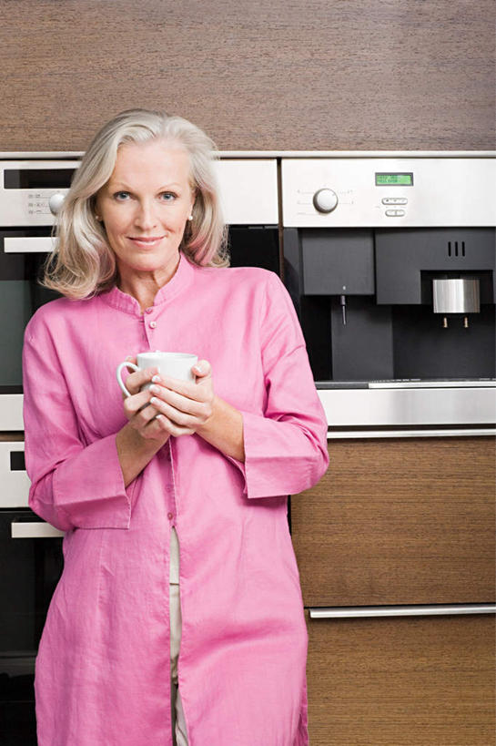 西方人,一个人,站,捧,笑,微笑,露齿笑,竖图,室内,白天,正面,厨房,杯子,欧洲,欧洲人,仅一个女性,仅一个人,服装,瓷器,电器,工具,墙,棕色,咖啡杯,陶瓷制品,注视,休闲装,设备,墙壁,墙面,一个,衣服,粉色,观察,看,站着,休闲,休闲服,冲泡,服饰,仅一个老年女性,单个,观看,察看,家电,家用电器,咖啡机,关注,磨粉,瓷杯,老年女性,女人,女性,白种人,端,端着,捧着,手捧,站立,半身,彩图,灶间,清除,压粉,装粉