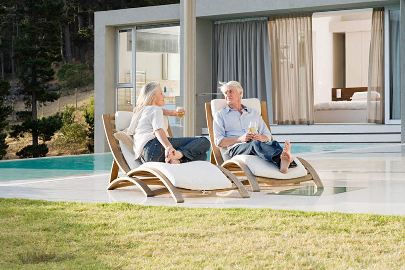 西方人,腿部,脚,脚趾,脚趾甲,腿,两个人,夫妻,游泳池,家,坐,笑,微笑,露齿笑,横图,室外,白天,正面,爱情,草地,草坪,水,植物,椅子,欧洲,欧洲人,服装,房屋,躺椅,屋子,水池,水面,浪漫,扭头,注视,休闲装,光脚,泳池,楼房,住宅,草,树,树木,衣服,绿色,自然,观察,看,转头,休闲,赤脚,休闲服,恩爱,恋人,服饰,生长,成长,观看,沙滩椅,察看,关注,老年男性,老年女性,男人,男性,女人,女性,白种人,脚指甲,夫妇,情侣,坐着,彩图,全身,房子,伴侣