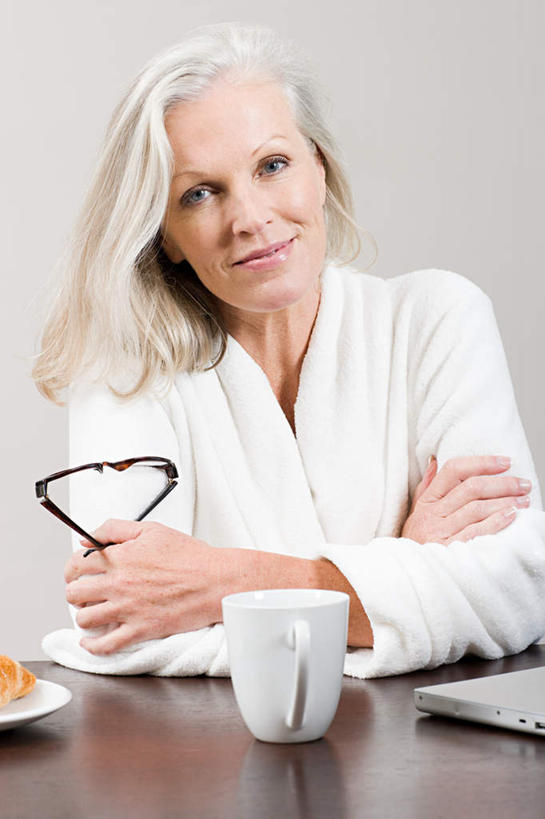 点心,面包,果汁,西方人,一个人,坐,笑,微笑,竖图,室内,白天,正面,浴袍,电脑,笔记本电脑,桌子,柑橘,杯子,餐具,欧洲,欧洲人,仅一个女性,仅一个人,握,网络,瓷器,碟子,盘,眼镜,墙,橙汁,食品,面点,咖啡杯,陶瓷制品,饮品,拿,拿着,注视,通讯设备,书桌,墙壁,墙面,玻璃制品,食物,糕点,饮料,白色,盘子,课桌,水杯,碟,观察,看,握着,仅一个老年女性,观看,老花镜,一台,察看,无线,关注,可口,瓷杯,通信设备,无线网络,无线上网,便携式电脑,远视眼镜,适口,手提电脑,老年女性,女人,女性,白种人,玻璃杯,橘子,桔子,橙子,橙,坐着,半身,彩图,汤帷子,浴衣