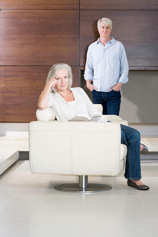 西方人,两个人,夫妻,客厅,站,坐,笑,微笑,露齿笑,竖图,室内,白天,正面,爱情,沙发,欧洲,欧洲人,撑,服装,墙,棕色,浪漫,二郎腿,注视,休闲装,墙壁,墙面,衣服,观察,看,站着,休闲,休闲服,恩爱,恋人,服饰,观看,察看,起居室,撑着,双手插袋,关注,手插袋,布艺沙发,双手抄兜,双手放兜,客堂,老年男性,老年女性,男人,男性,女人,女性,白种人,夫妇,情侣,插兜,两手抄兜,两手放兜,手插兜,手放口袋,站立,坐着,彩图,全身,伴侣,手抄兜