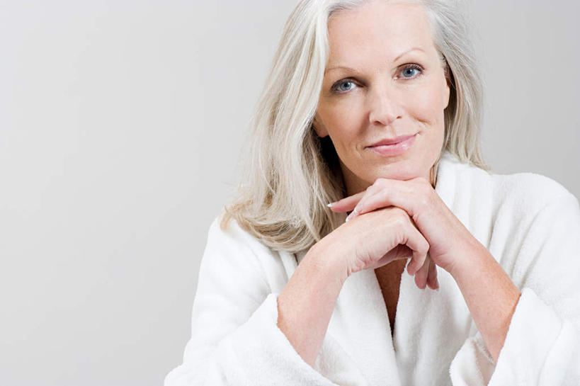 西方人,脸,头,脸颊,手,头发,一个人,坐,笑,微笑,横图,室内,特写,白天,正面,浴袍,欧洲,欧洲人,双手,仅一个女性,仅一个人,撑,握,墙,托腮,注视,肩膀,墙壁,墙面,白色,观察,看,托,手部,握着,仅一个老年女性,观看,察看,关注,托下巴,老年女性,女人,女性,白种人,头部,长发,脸部,脸蛋,面部,坐着,半身,彩图,汤帷子,浴衣