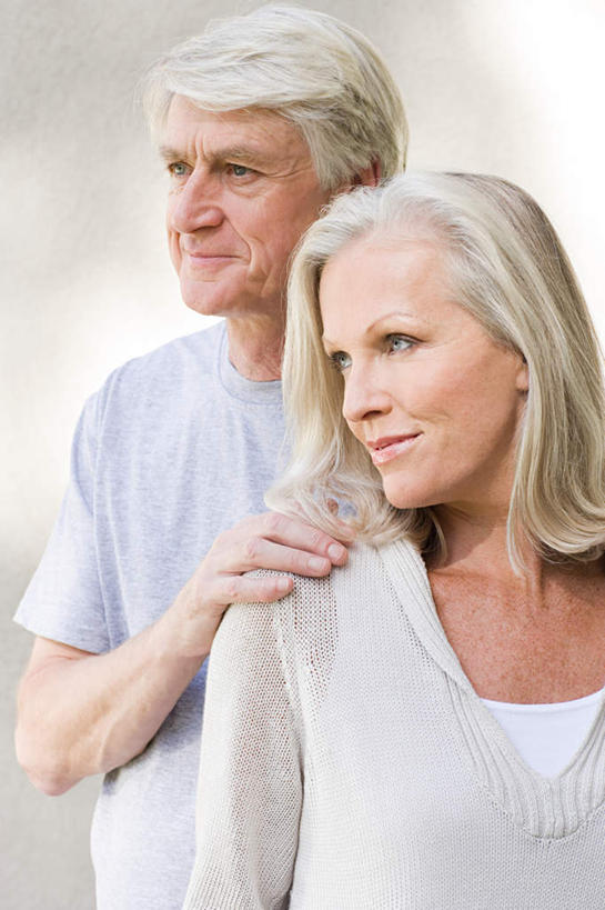 西方人,两个人,夫妻,站,笑,微笑,竖图,室外,白天,正面,爱情,欧洲,欧洲人,握,阴影,服装,反射,影子,墙,浪漫,拿,拿着,扭头,注视,休闲装,墙壁,墙面,衣服,白色,观察,看,站着,转头,休闲,休闲服,恩爱,握着,恋人,服饰,观看,察看,关注,老年男性,老年女性,男人,男性,女人,女性,白种人,夫妇,情侣,站立,半身,彩图,伴侣