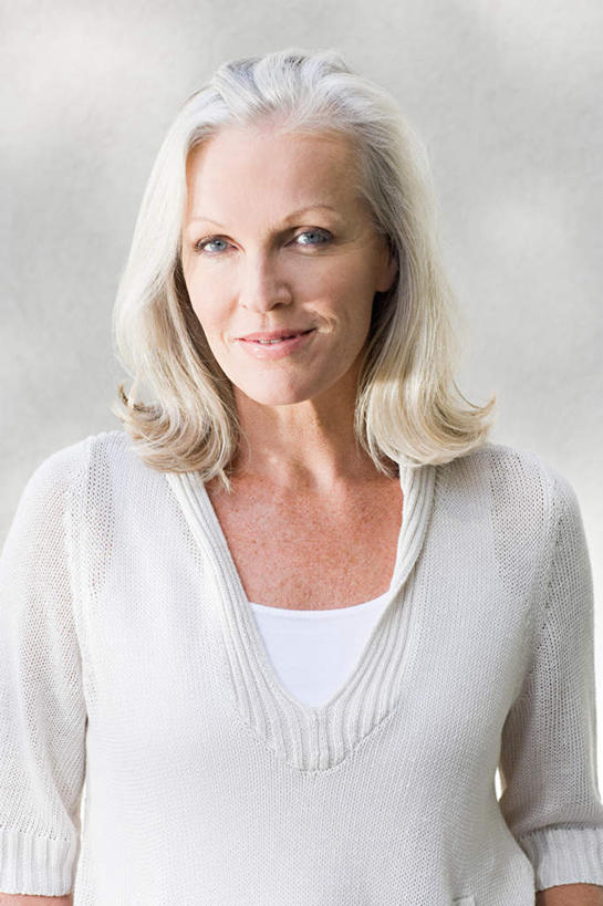 西方人,一个人,站,笑,微笑,竖图,室外,白天,正面,欧洲,欧洲人,仅一个女性,仅一个人,阴影,服装,反射,影子,墙,注视,休闲装,墙壁,墙面,衣服,白色,观察,看,站着,休闲,休闲服,服饰,仅一个老年女性,观看,察看,关注,老年女性,女人,女性,白种人,站立,半身,彩图