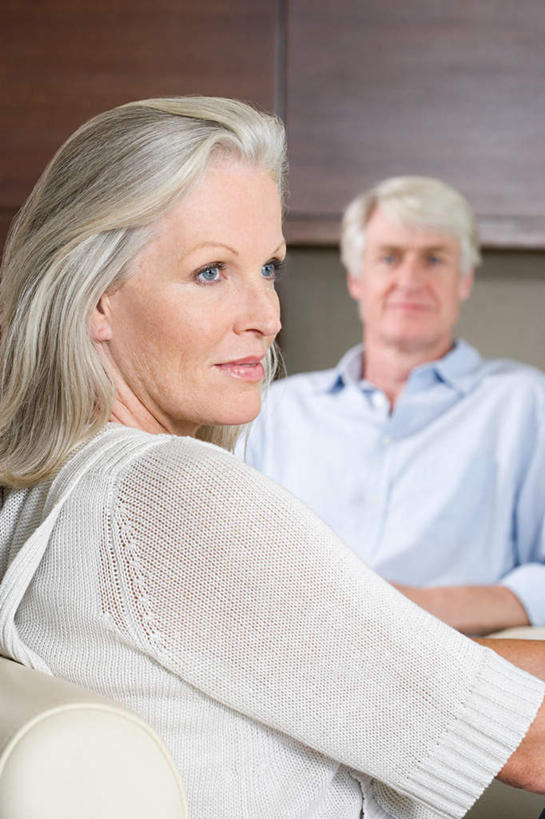 西方人,两个人,夫妻,客厅,坐,笑,微笑,竖图,室内,白天,正面,爱情,沙发,欧洲,欧洲人,服装,朦胧,模糊,墙,棕色,浪漫,扭头,注视,休闲装,墙壁,墙面,衣服,观察,看,转头,休闲,休闲服,恩爱,恋人,服饰,观看,察看,起居室,关注,布艺沙发,客堂,老年男性,老年女性,男人,男性,女人,女性,白种人,夫妇,情侣,坐着,半身,彩图,伴侣