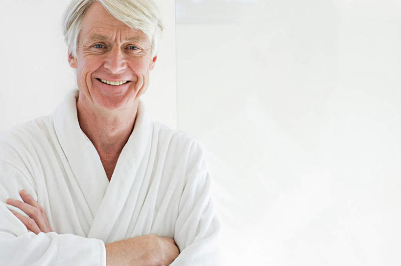 西方人,一个人,站,笑,双手交叉,微笑,露齿笑,横图,室外,白天,正面,浴袍,欧洲,欧洲人,仅一个男性,仅一个人,墙,注视,墙壁,墙面,白色,观察,看,站着,仅一个老年男性,观看,察看,双手抱胸,关注,老年男性,男人,男性,白种人,站立,半身,彩图,汤帷子,浴衣