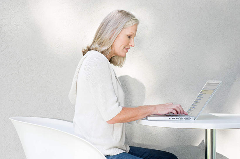 西方人,一个人,坐,横图,室外,白天,侧面,电脑,笔记本电脑,餐桌,桌子,椅子,欧洲,欧洲人,仅一个女性,仅一个人,敲打,服装,网络,塑料,墙,注视,休闲装,输入,通讯设备,墙壁,墙面,衣服,白色,塑料制品,打字,观察,看,休闲,休闲服,服饰,仅一个老年女性,餐台,观看,点击,一台,敲击,察看,无线,关注,通信设备,无线网络,无线上网,便携式电脑,按键,手提电脑,老年女性,女人,女性,白种人,坐着,半身,彩图