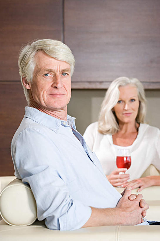 红酒,葡萄酒,西方人,两个人,夫妻,客厅,坐,笑,微笑,竖图,室内,白天,正面,爱情,杯子,欧洲,欧洲人,握,服装,朦胧,模糊,高脚杯,墙,棕色,红酒杯,酒类,一杯,浪漫,拿,拿着,扭头,注视,休闲装,墙壁,墙面,玻璃制品,酒,饮料,衣服,酒杯,观察,看,转头,休闲,休闲服,恩爱,握着,恋人,服饰,观看,察看,起居室,葡萄酒杯,关注,桃红葡萄酒,客堂,老年男性,老年女性,男人,男性,女人,女性,白种人,夫妇,情侣,玻璃杯,坐着,半身,彩图,伴侣