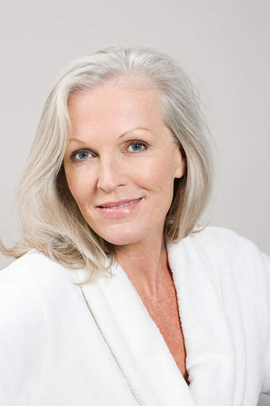 西方人,脸,头,脸颊,一个人,站,笑,微笑,竖图,室内,特写,白天,正面,浴袍,欧洲,欧洲人,仅一个女性,仅一个人,墙,注视,肩膀,墙壁,墙面,白色,观察,看,站着,仅一个老年女性,观看,察看,关注,老年女性,女人,女性,白种人,头部,脸部,脸蛋,面部,站立,半身,彩图,汤帷子,浴衣