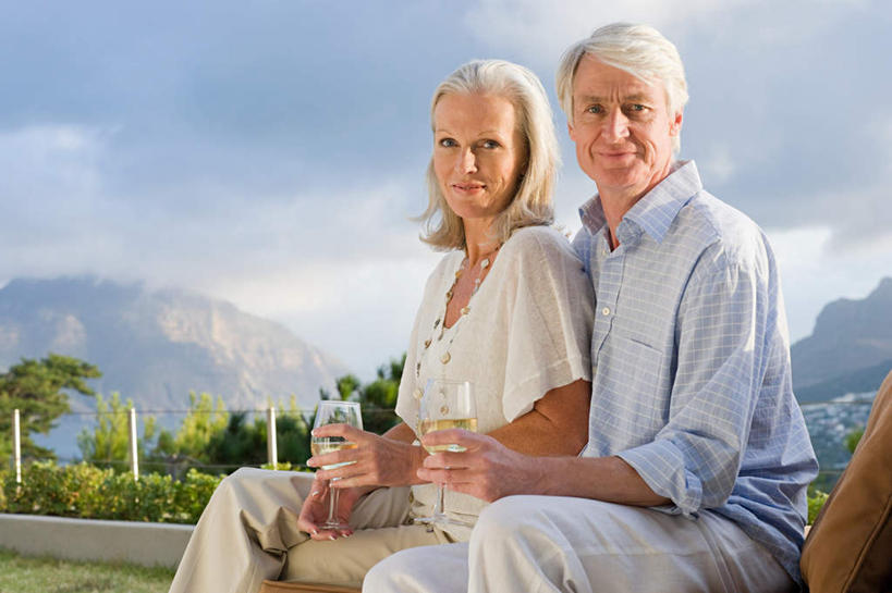 红酒,葡萄酒,西方人,两个人,夫妻,坐,笑,微笑,横图,室内,白天,侧面,爱情,山,山脉,植物,杯子,欧洲,欧洲人,握,服装,高脚杯,山峰,云,云朵,红酒杯,山峦,白葡萄酒,酒类,两杯,浪漫,拿,云彩,拿着,扭头,注视,休闲装,玻璃制品,酒,树,树木,饮料,衣服,蓝色,绿色,白云,蓝天,天空,自然,酒杯,群山,天,观察,看,转头,休闲,休闲服,恩爱,握着,恋人,服饰,生长,晴朗,成长,观看,察看,葡萄酒杯,关注,老年男性,老年女性,男人,男性,女人,女性,白种人,夫妇,情侣,玻璃杯,晴空,坐着,半身,彩图,伴侣