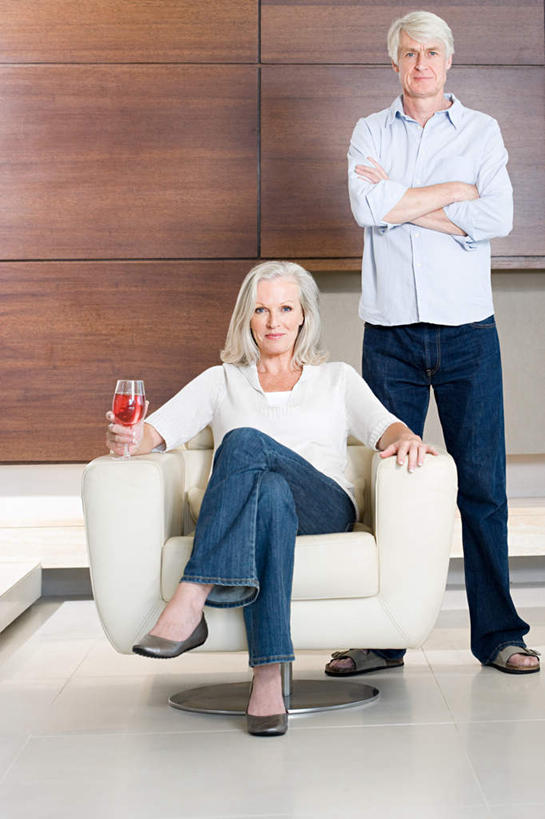 红酒,葡萄酒,西方人,两个人,夫妻,客厅,站,坐,笑,双手交叉,微笑,竖图,室内,白天,正面,爱情,杯子,欧洲,欧洲人,握,服装,高脚杯,墙,棕色,红酒杯,酒类,一杯,浪漫,二郎腿,拿,拿着,注视,休闲装,墙壁,墙面,玻璃制品,酒,饮料,衣服,酒杯,观察,看,站着,休闲,休闲服,恩爱,握着,恋人,服饰,观看,察看,起居室,双手抱胸,葡萄酒杯,关注,桃红葡萄酒,客堂,老年男性,老年女性,男人,男性,女人,女性,白种人,夫妇,情侣,玻璃杯,站立,坐着,彩图,全身,伴侣