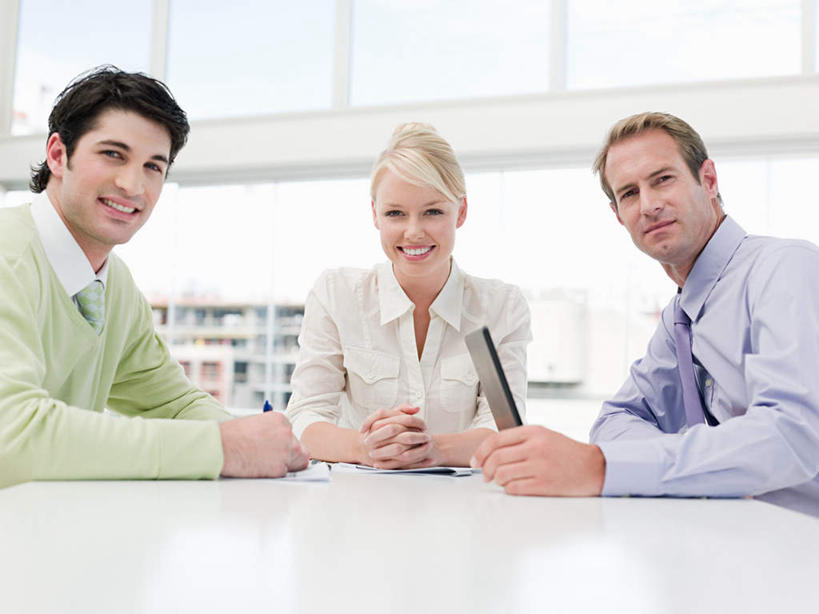 西方人,三个人,伙伴,朋友,商务人士,商务男性,商务女性,办公室,坐,笑,微笑,露齿笑,横图,室内,白天,正面,衬衫,友谊,合作,团队,电脑,笔记本电脑,窗户,家具,落地窗,桌子,欧洲,欧洲人,握,套装,朦胧,模糊,网络,办公桌,扭头,注视,通讯设备,玻璃窗,观察,看,转头,战略,握着,观看,一台,察看,无线,关注,通信设备,商务装,无线网络,无线上网,便携式电脑,工薪阶层,办公家具,联合,合谋,配合,协作,手提电脑,男人,男性,年轻男性,年轻女性,女人,女性,中年男性,白种人,白领,上班族,坐着,半身,彩图,衬衣