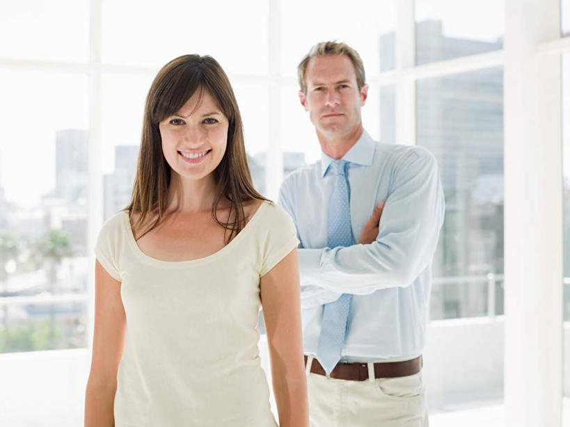 西方人,两个人,伙伴,朋友,商务人士,商务男性,商务女性,站,笑,双手交叉,微笑,露齿笑,横图,室内,白天,正面,衬衫,友谊,合作,团队,植物,窗户,落地窗,欧洲,欧洲人,套装,朦胧,模糊,注视,玻璃窗,树,树木,绿色,自然,观察,看,站着,战略,生长,成长,观看,察看,双手抱胸,关注,商务装,工薪阶层,联合,合谋,配合,协作,男人,男性,女人,女性,中年男性,中年女性,白种人,白领,上班族,站立,半身,彩图,衬衣