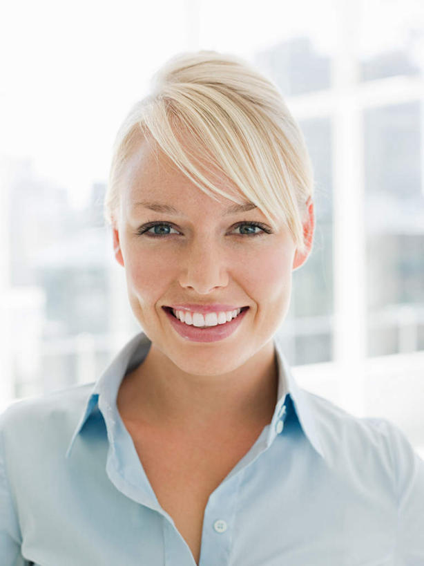 西方人,脸,头,脸颊,一个人,商务人士,商务女性,站,笑,微笑,露齿笑,竖图,室内,特写,白天,正面,植物,窗户,落地窗,欧洲,欧洲人,仅一个年轻女性,仅一个女性,仅一个人,阴影,套装,朦胧,模糊,反射,影子,注视,肩膀,玻璃窗,树,树木,绿色,自然,观察,看,站着,生长,成长,观看,察看,关注,商务装,工薪阶层,年轻女性,女人,女性,白种人,头部,脸部,脸蛋,面部,白领,上班族,站立,半身,彩图