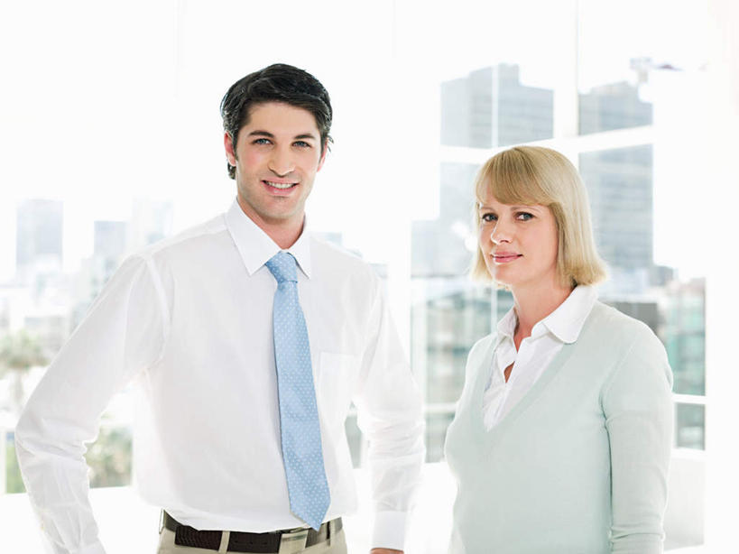 西方人,两个人,伙伴,朋友,商务人士,商务男性,商务女性,高楼大厦,站,笑,微笑,露齿笑,横图,室内,白天,正面,衬衫,友谊,办公楼,合作,团队,窗户,落地窗,大厦,建筑,摩天大楼,写字楼,欧洲,欧洲人,套装,朦胧,模糊,注视,手叉腰,玻璃窗,天空,楼宇,天,叉腰,观察,看,站着,商务楼,战略,晴朗,观看,察看,双手叉腰,关注,商务装,工薪阶层,万里无云,联合,合谋,配合,协作,男人,男性,年轻男性,年轻女性,女人,女性,白种人,白领,上班族,晴空,晴空万里,站立,半身,彩图,衬衣,大楼,高层建筑,高楼,摩天楼