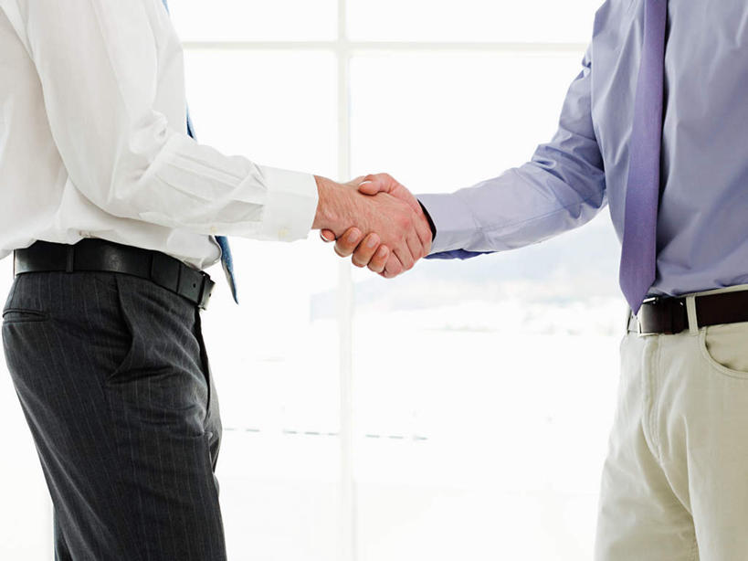 西方人,手,两个人,伙伴,朋友,商务人士,商务男性,站,握手,横图,室内,特写,白天,侧面,衬衫,友谊,合作,团队,窗户,落地窗,欧洲,欧洲人,套装,朦胧,模糊,玻璃窗,站着,手部,战略,单手,商务装,工薪阶层,联合,合谋,配合,协作,男人,男性,年轻男性,白种人,白领,上班族,搀手,拉手,手拉手,手握手,站立,半身,彩图,衬衣