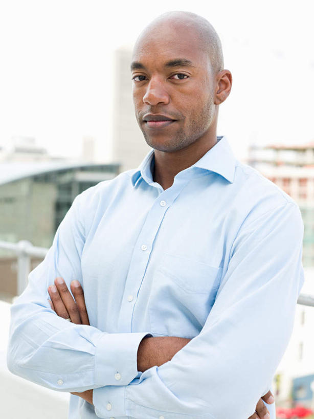 一个人,商务人士,商务男性,高楼大厦,站,双手交叉,竖图,室外,白天,正面,衬衫,办公楼,大厦,建筑,摩天大楼,写字楼,仅一个男性,仅一个人,仅一个中年男性,套装,朦胧,模糊,注视,天空,楼宇,天,观察,看,站着,商务楼,晴朗,观看,察看,双手抱胸,关注,商务装,工薪阶层,万里无云,男人,男性,中年男性,白领,上班族,晴空,晴空万里,站立,半身,彩图,衬衣,大楼,高层建筑,高楼,摩天楼