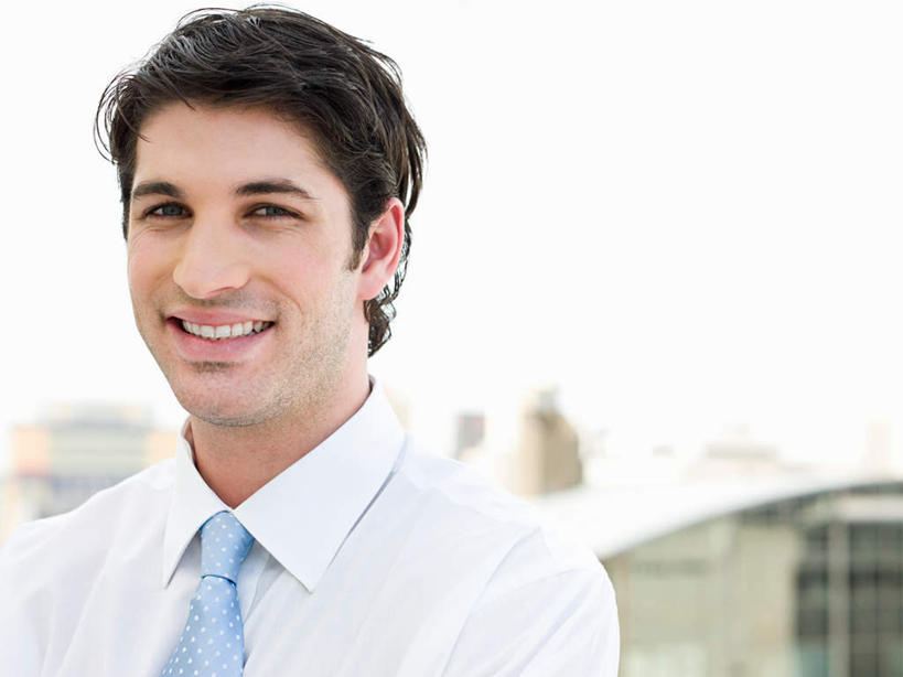 西方人,脸,头,脸颊,一个人,商务人士,商务男性,高楼大厦,站,笑,微笑,露齿笑,横图,室外,特写,白天,正面,衬衫,办公楼,大厦,建筑,摩天大楼,写字楼,欧洲,欧洲人,仅一个男性,仅一个人,套装,朦胧,模糊,注视,肩膀,仅一个年轻男性,天空,楼宇,天,观察,看,站着,商务楼,晴朗,观看,察看,关注,商务装,工薪阶层,万里无云,男人,男性,年轻男性,白种人,头部,脸部,脸蛋,面部,白领,上班族,晴空,晴空万里,站立,半身,彩图,衬衣,大楼,高层建筑,高楼,摩天楼