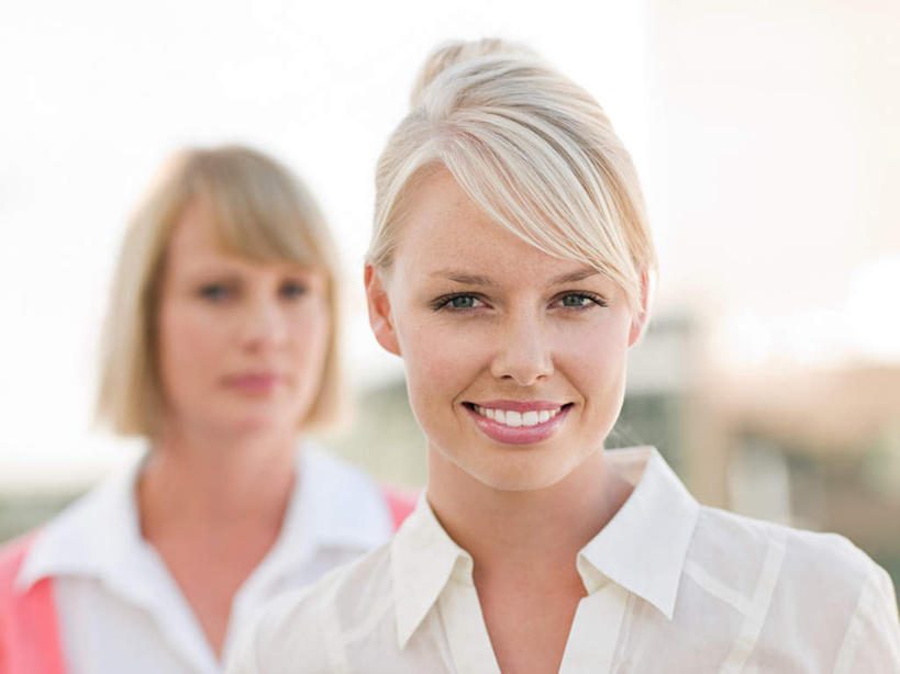 西方人,脸,头,脸颊,两个人,伙伴,朋友,商务人士,商务女性,高楼大厦,站,笑,微笑,露齿笑,横图,室外,特写,白天,正面,友谊,办公楼,合作,团队,大厦,建筑,摩天大楼,写字楼,欧洲,欧洲人,套装,朦胧,模糊,注视,肩膀,天空,楼宇,天,观察,看,站着,商务楼,战略,晴朗,观看,察看,关注,商务装,工薪阶层,万里无云,联合,合谋,配合,协作,年轻女性,女人,女性,白种人,头部,脸部,脸蛋,面部,白领,上班族,晴空,晴空万里,站立,半身,彩图,大楼,高层建筑,高楼,摩天楼