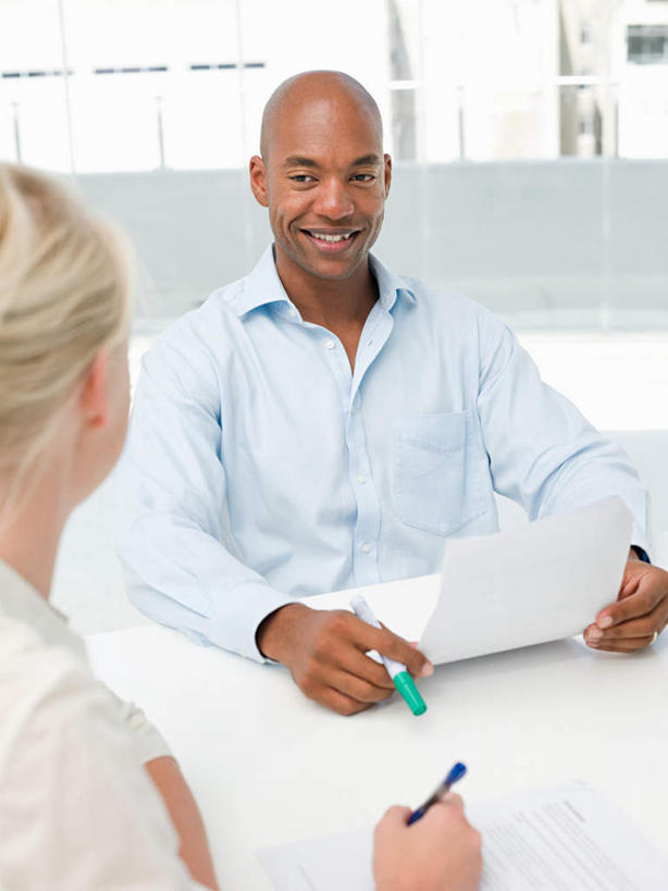 西方人,背部,两个人,同事,商务人士,商务男性,商务女性,办公室,坐,笑,微笑,露齿笑,竖图,室内,白天,正面,衬衫,成功,合作,团队,集体,信心,家具,桌子,欧洲,非洲,黑人,欧洲人,握,套装,朦胧,模糊,笔,材料,档案,文件,纸,办公桌,墙,办公用品,拿,拿着,注视,队伍,墙壁,墙面,文具,白色,手稿,学习用品,资料,观察,看,握着,观看,文具用品,证明,察看,领导,成就,关注,文档,商务装,合伙,领袖,工薪阶层,办公家具,男人,男性,女人,女性,中年男性,中年女性,白种人,非洲人,白领,上班族,坐着,半身,彩图,衬衣