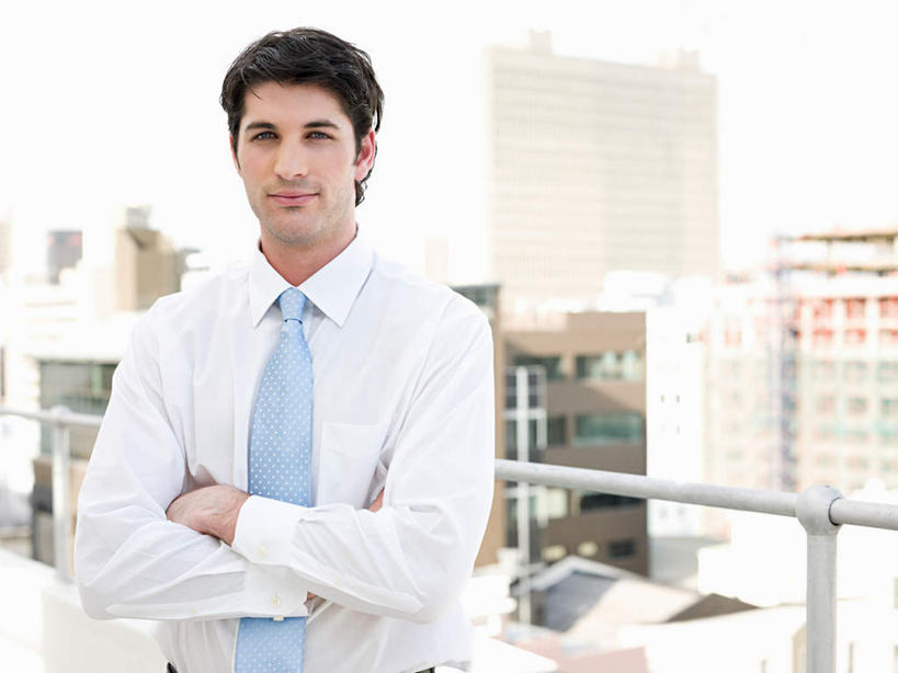 西方人,一个人,商务人士,商务男性,高楼大厦,栏杆,站,笑,双手交叉,微笑,横图,室外,白天,正面,衬衫,办公楼,大厦,建筑,摩天大楼,写字楼,欧洲,欧洲人,仅一个男性,仅一个人,套装,朦胧,模糊,扶手,注视,护栏,仅一个年轻男性,天空,楼宇,天,观察,看,站着,商务楼,晴朗,观看,察看,双手抱胸,关注,商务装,工薪阶层,万里无云,男人,男性,年轻男性,白种人,白领,上班族,晴空,晴空万里,站立,半身,彩图,衬衣,大楼,高层建筑,高楼,摩天楼