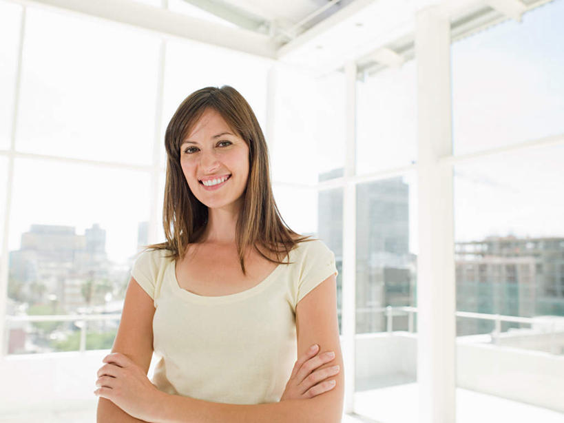 西方人,一个人,商务人士,商务女性,高楼大厦,站,笑,双手交叉,微笑,露齿笑,横图,室内,白天,正面,办公楼,窗户,落地窗,大厦,建筑,摩天大楼,写字楼,欧洲,欧洲人,仅一个年轻女性,仅一个女性,仅一个人,套装,朦胧,模糊,云,云朵,云彩,注视,玻璃窗,蓝色,白云,蓝天,天空,楼宇,天,观察,看,站着,商务楼,晴朗,观看,察看,双手抱胸,关注,商务装,工薪阶层,年轻女性,女人,女性,白种人,白领,上班族,晴空,站立,半身,彩图,大楼,高层建筑,高楼,摩天楼